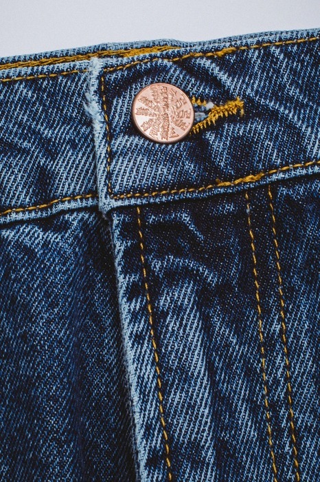 ONLINE STORE2025_FA_Fall_GraphicDetail_CutAndSew_AVEDoubleKneeJean_Indigo_Detail1.jpg